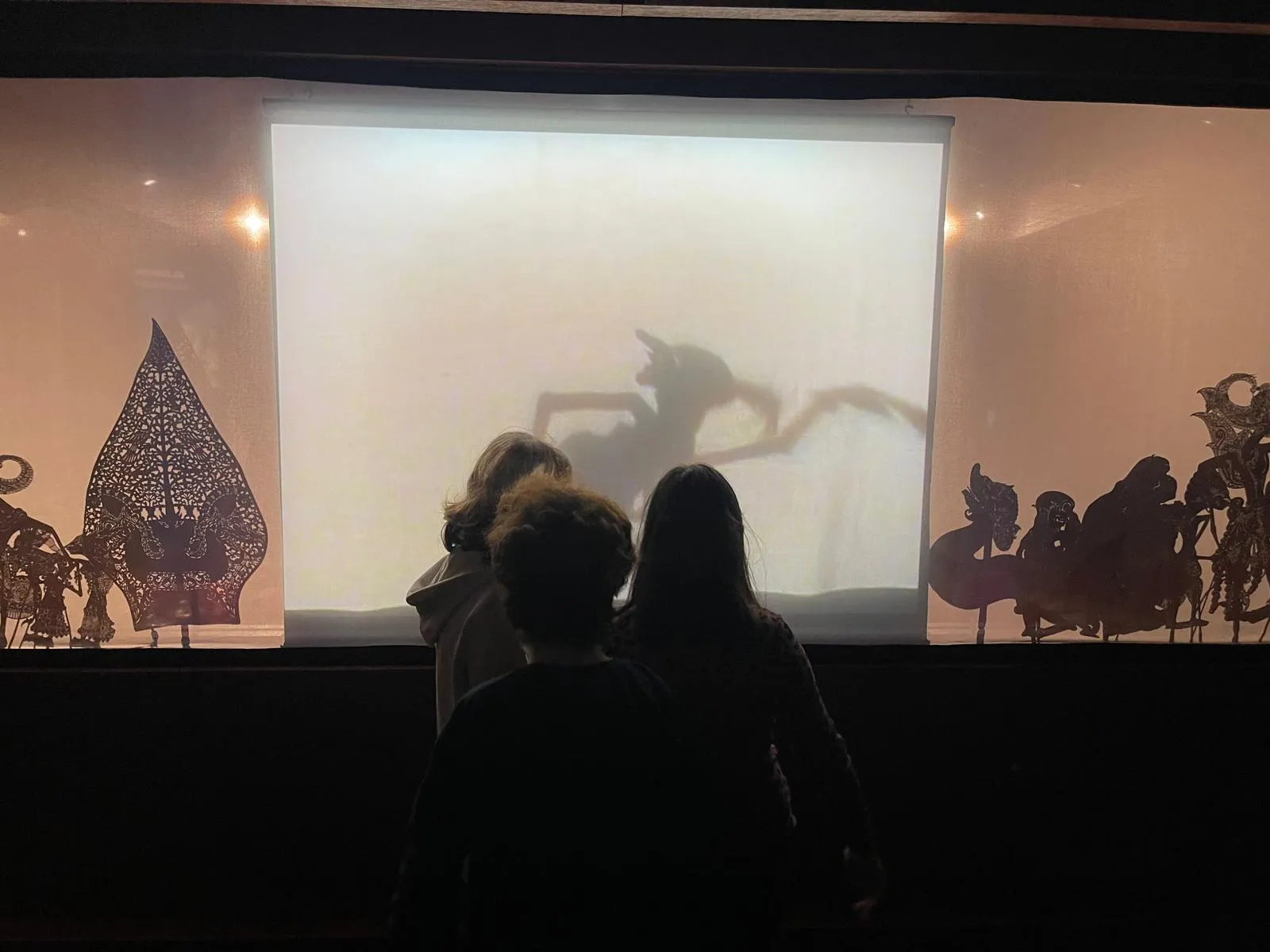 Uczniowie zwiedzaja wystawę w muzeum