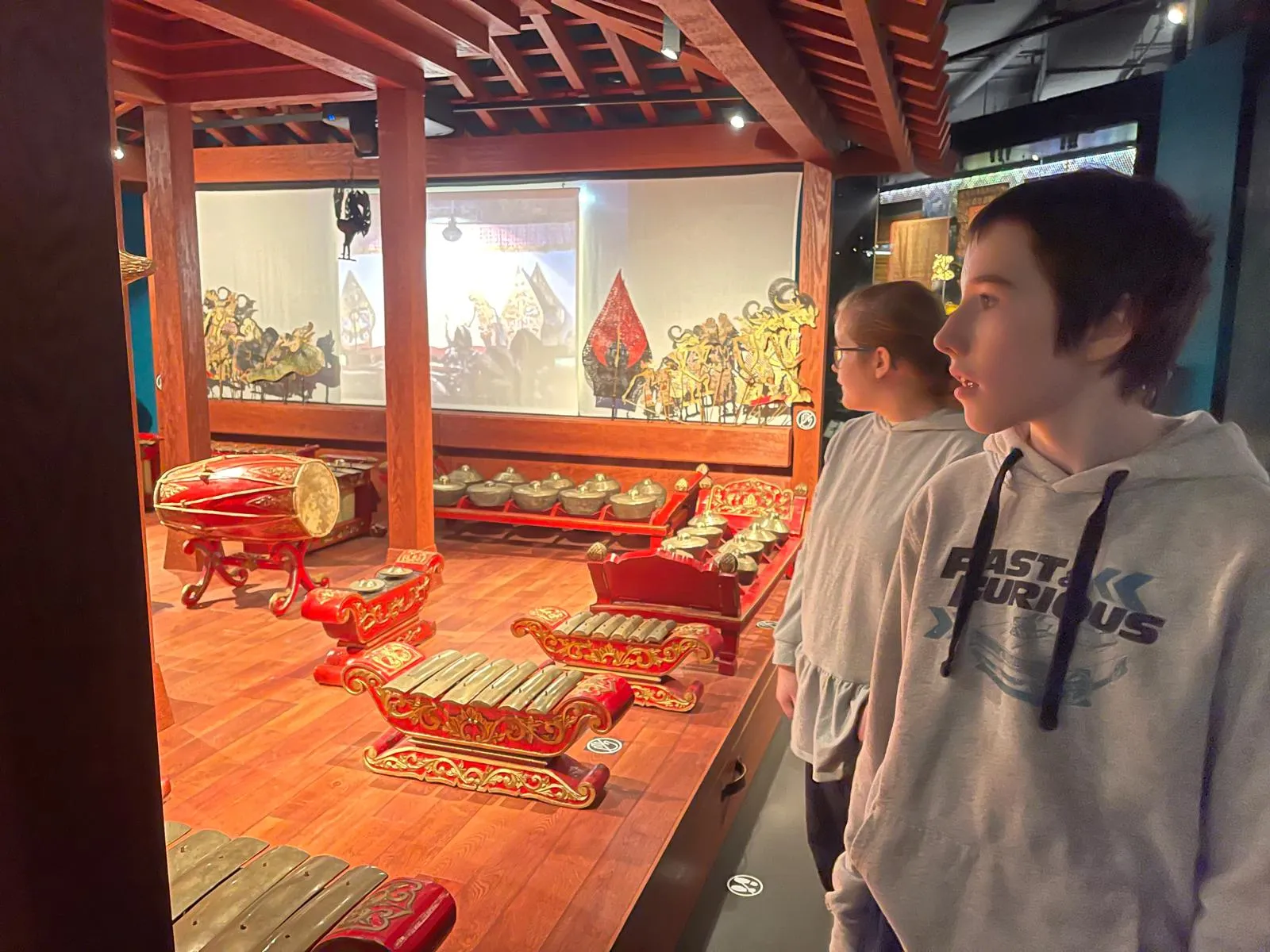 Uczniowie zwiedzaja wystawę w muzeum