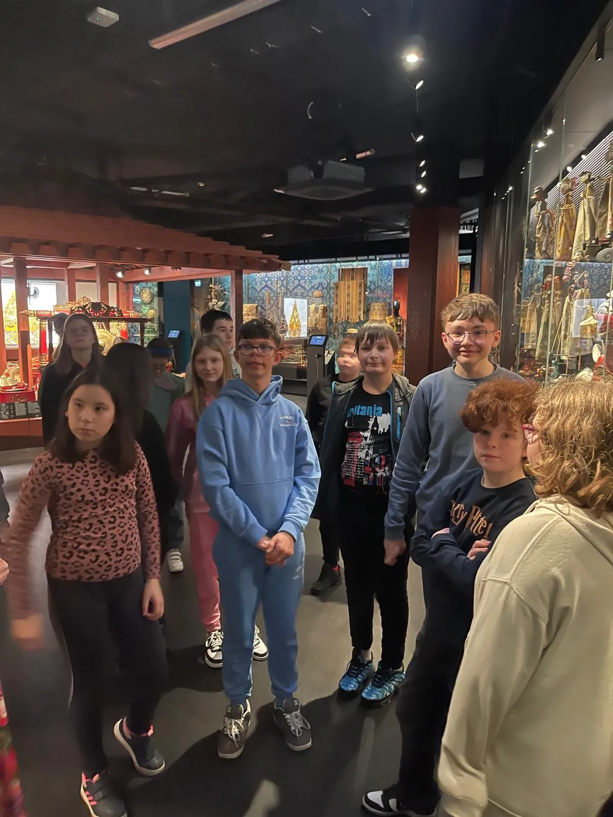 Uczniowie zwiedzaja wystawę w muzeum