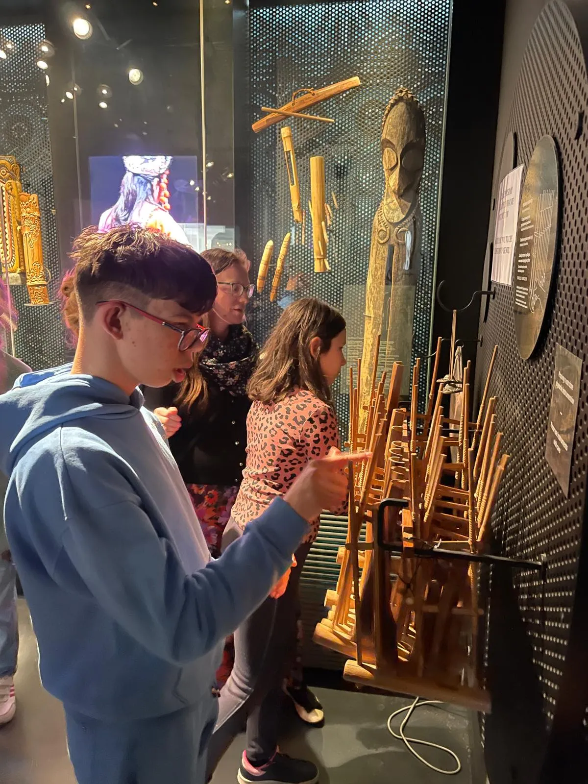 Uczniowie zwiedzaja wystawę w muzeum