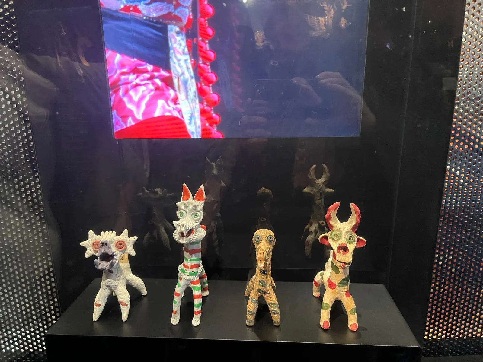 Uczniowie zwiedzaja wystawę w muzeum