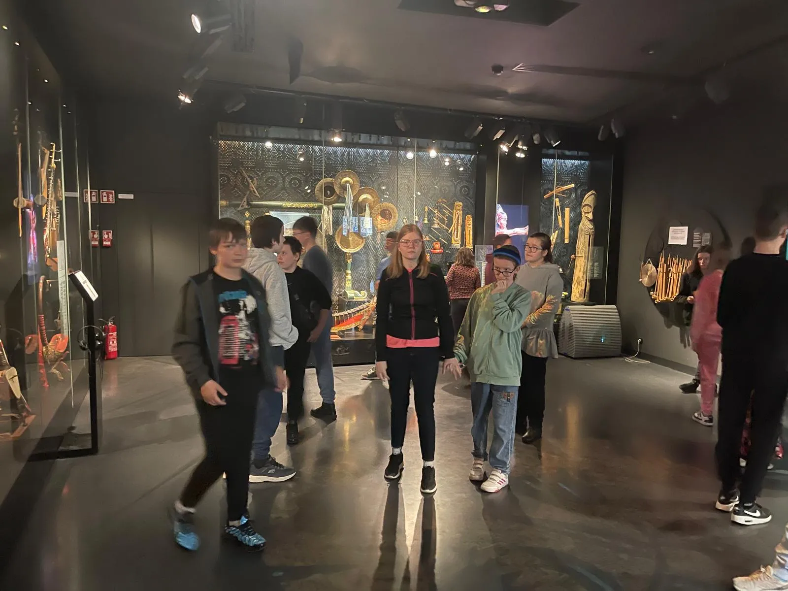 Uczniowie zwiedzaja wystawę w muzeum