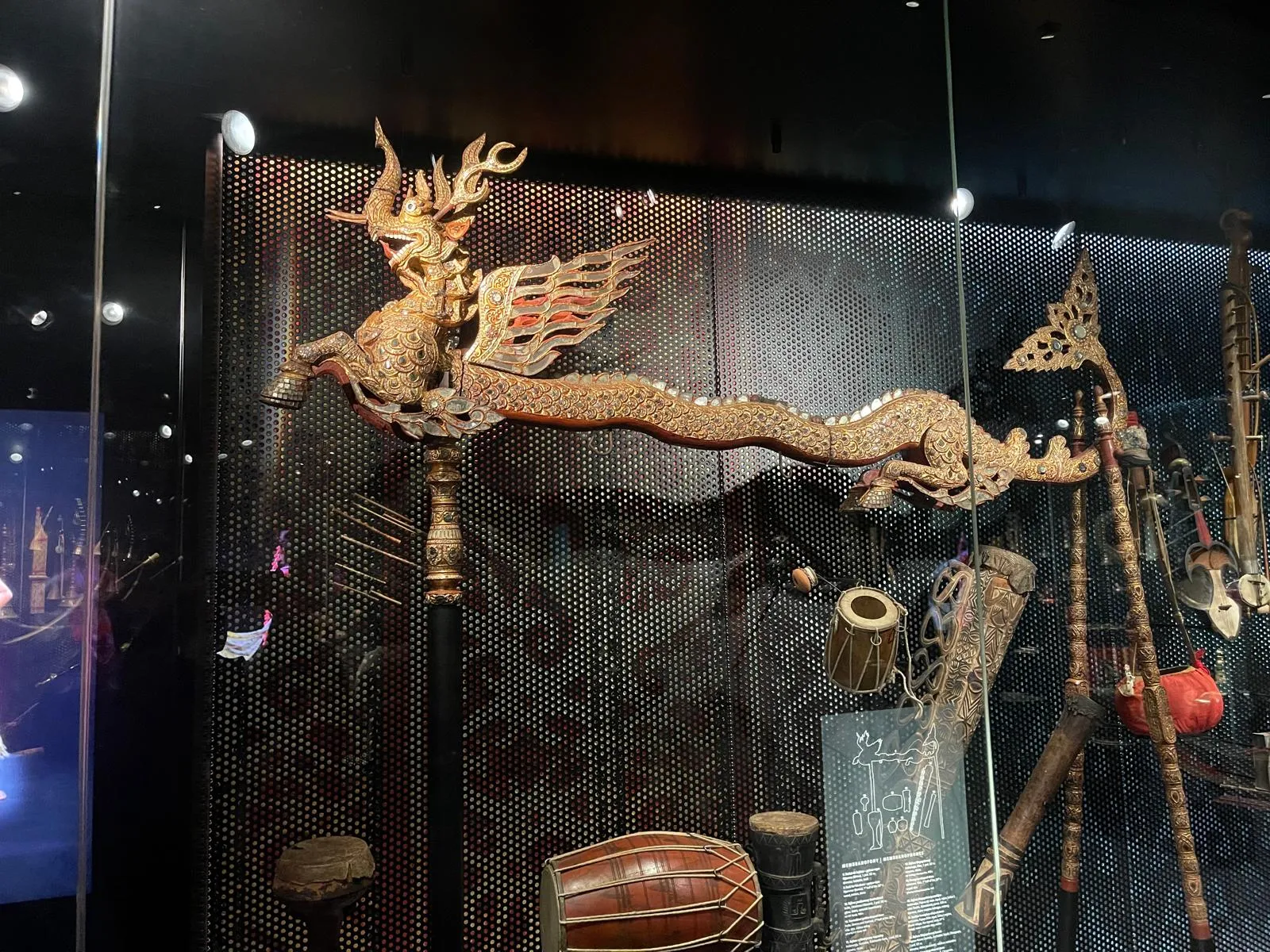 Uczniowie zwiedzaja wystawę w muzeum