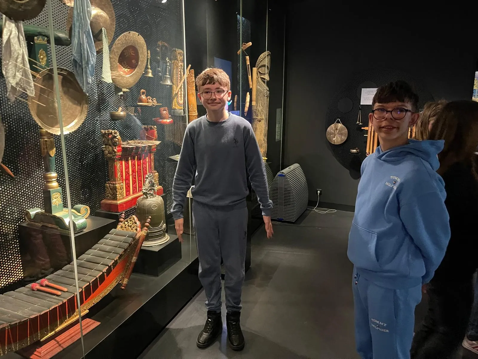 Uczniowie zwiedzaja wystawę w muzeum