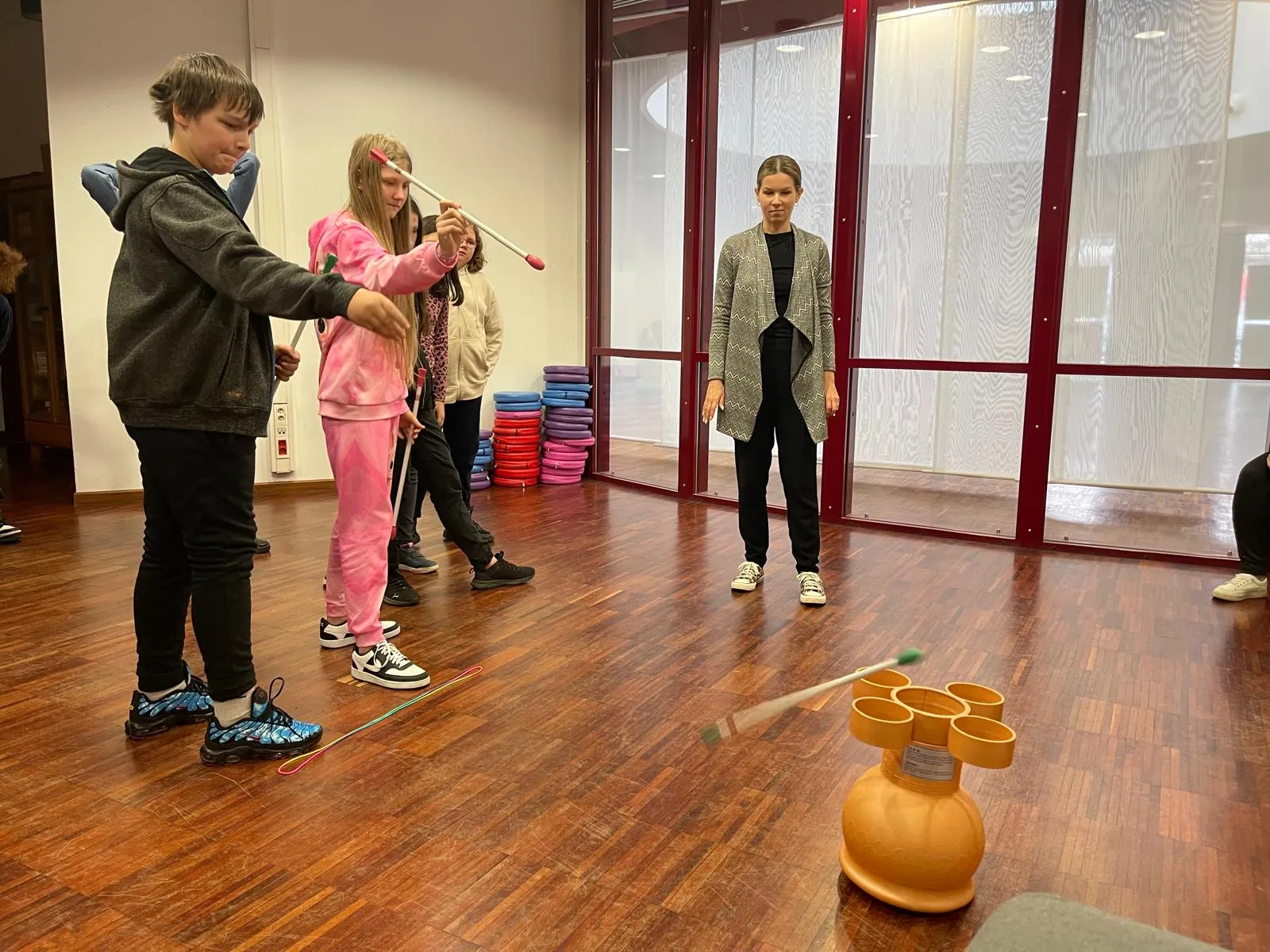 Uczniowie uczestniczą w zabawie 