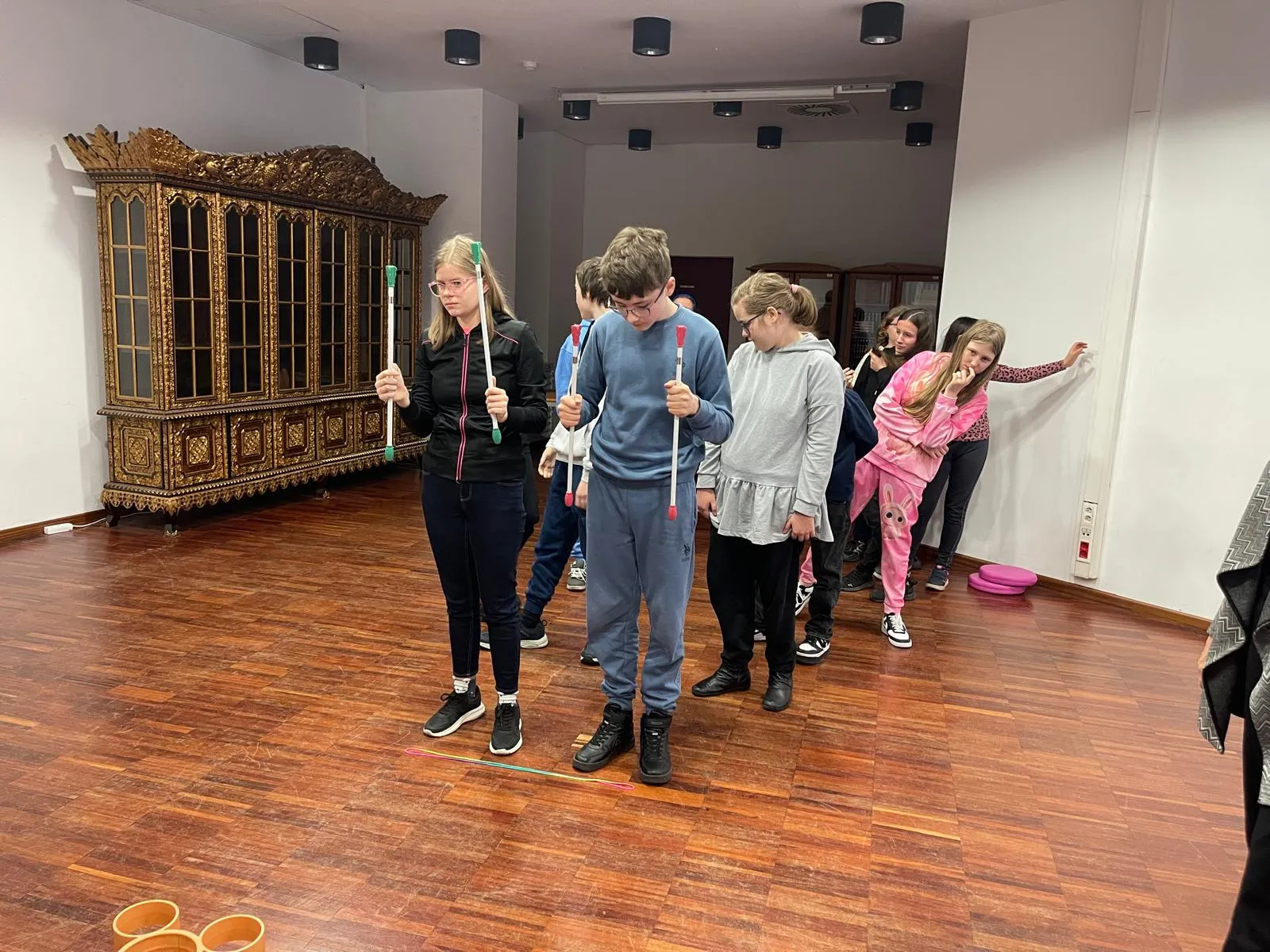 Uczniowie uczestniczą w zabawie 