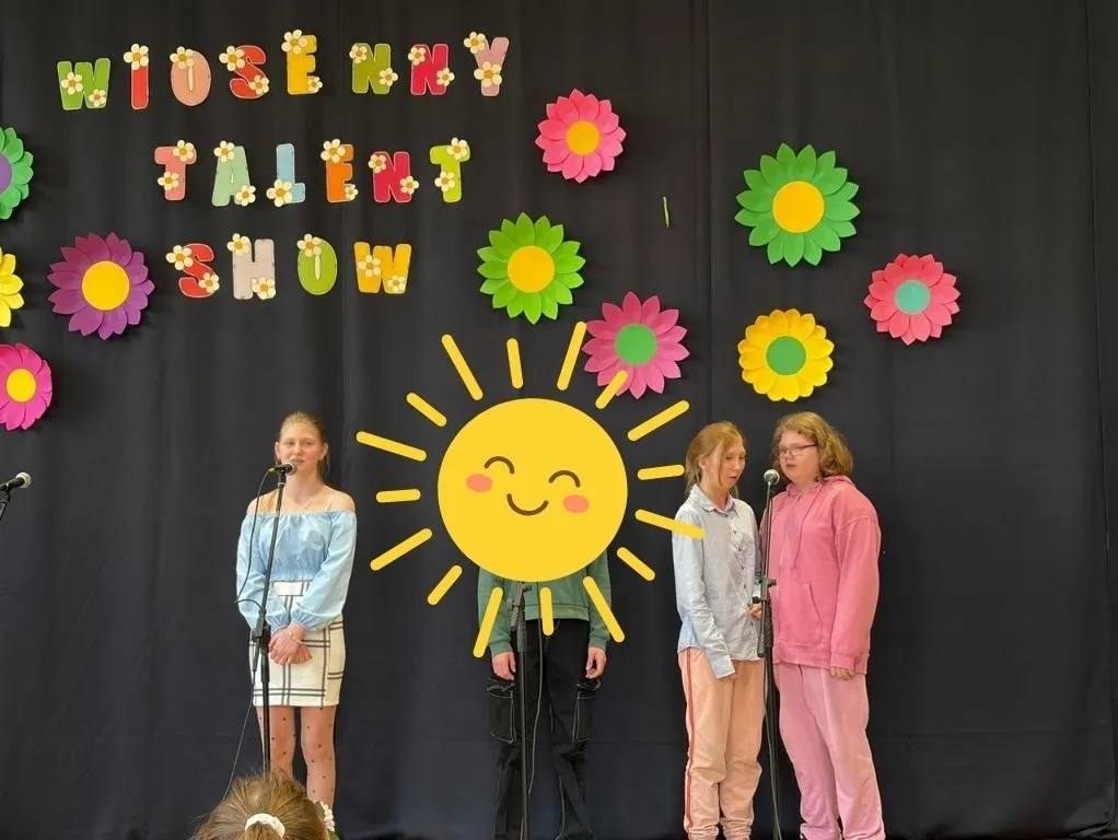 zdjecie przedstawia cztery dziewczynki przy mikrofonach