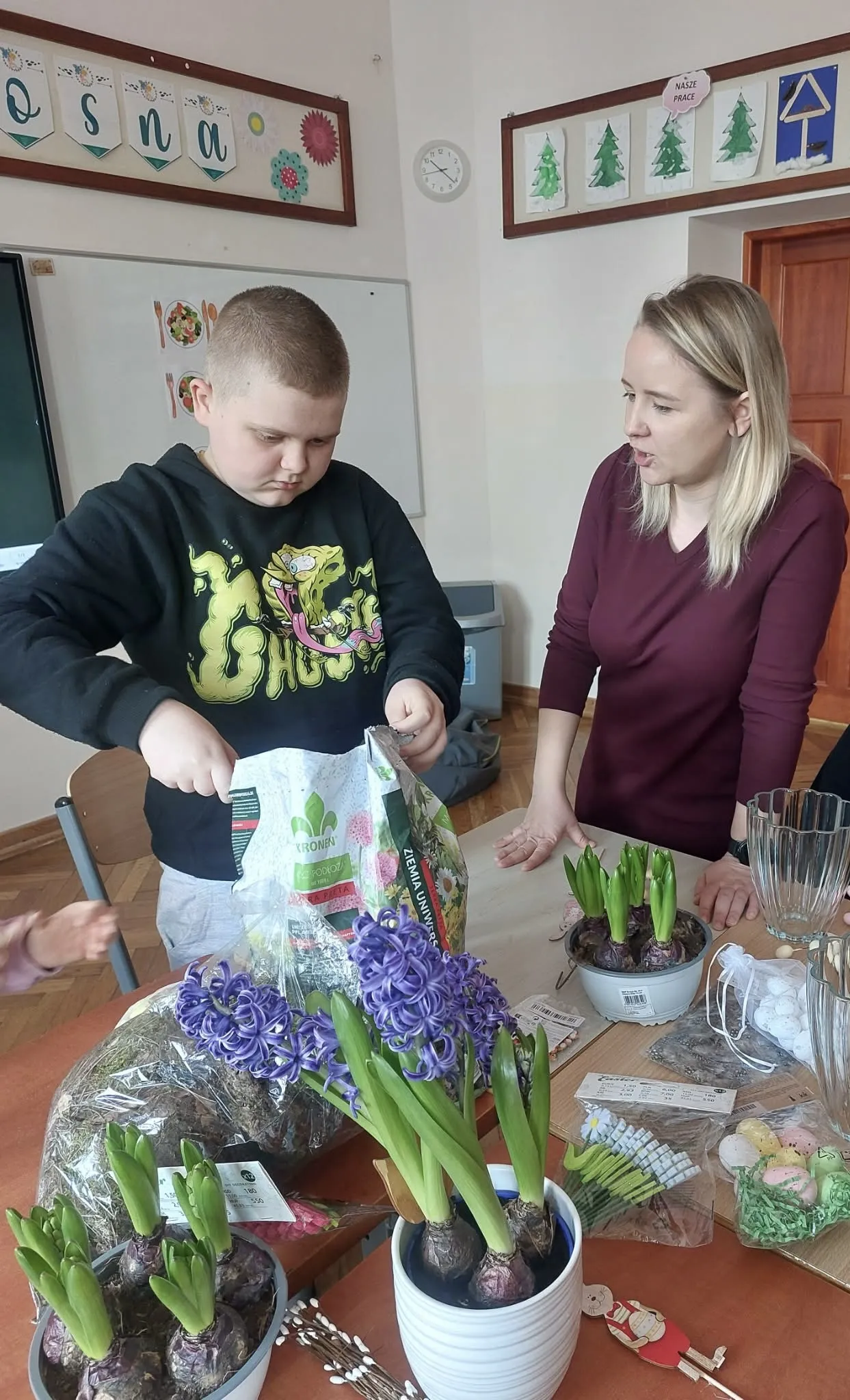 udział w warsztatach plastycznych, podczas których samodzielnie wykonały urocze zajączki wielkanocne. 