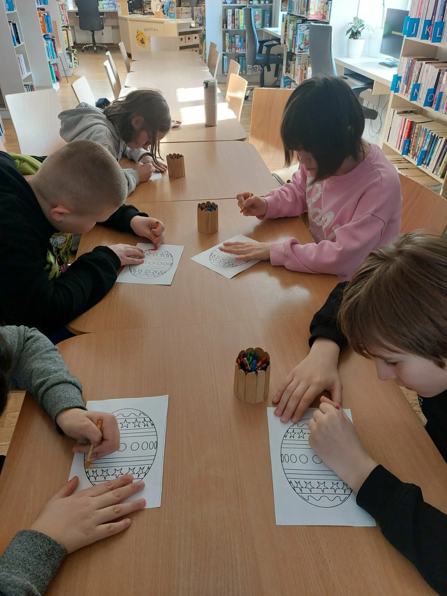 udział w warsztatach plastycznych, podczas których samodzielnie wykonały urocze zajączki wielkanocne. 