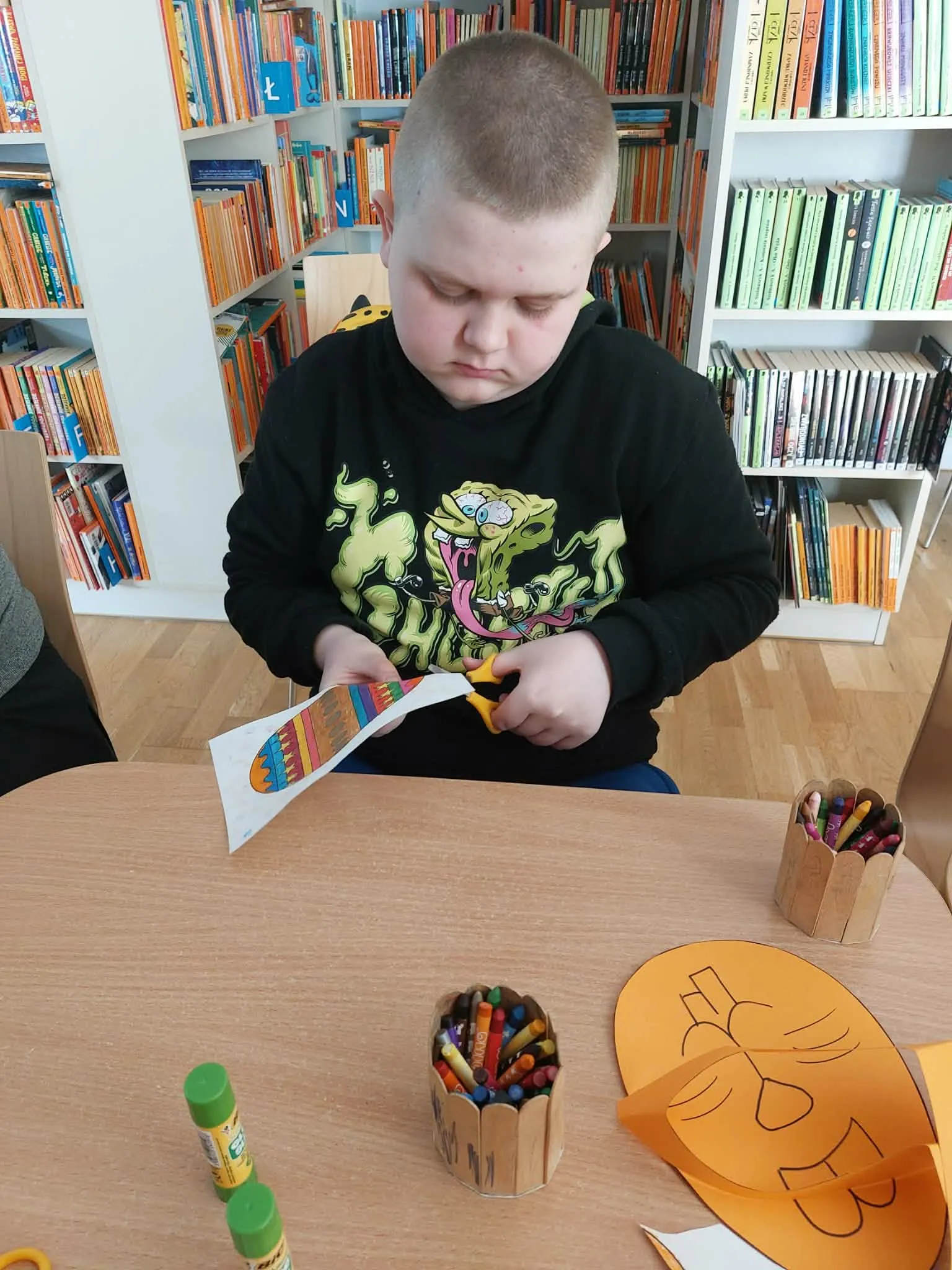 udział w warsztatach plastycznych, podczas których samodzielnie wykonały urocze zajączki wielkanocne. 