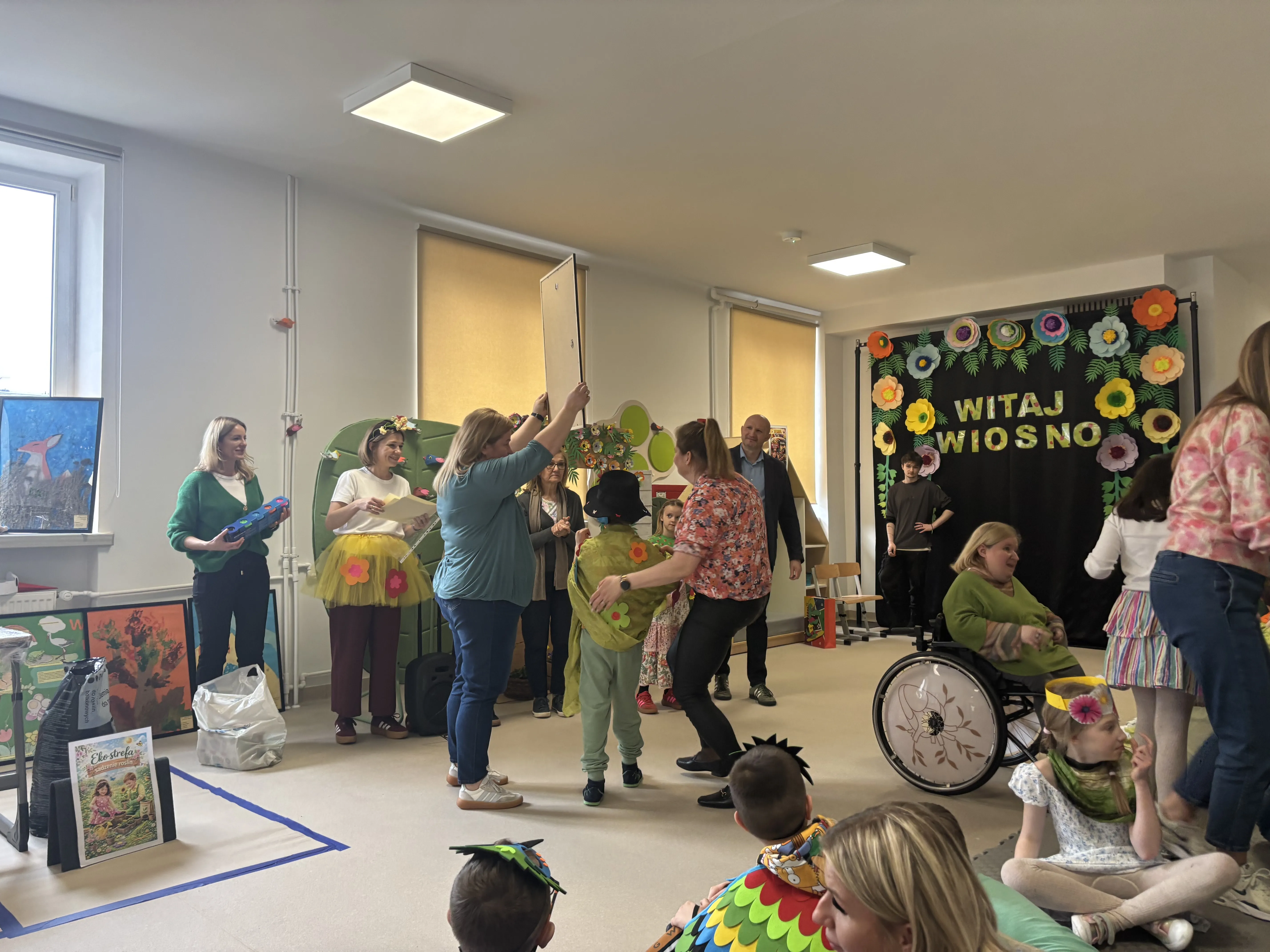 Wręczenie nagrody za plakat: na środku korytarzu stoi uczeń z wychowawczynią, przy nich  pani kierowniczka świetlikcy, która pokazuje jego pracę. Za nimi  widoczni są : pan dyrektor, pani wicedyrektor oraz panie nauczycielki, z których jedna trzyma  dyplomy, a druga nagrodę.