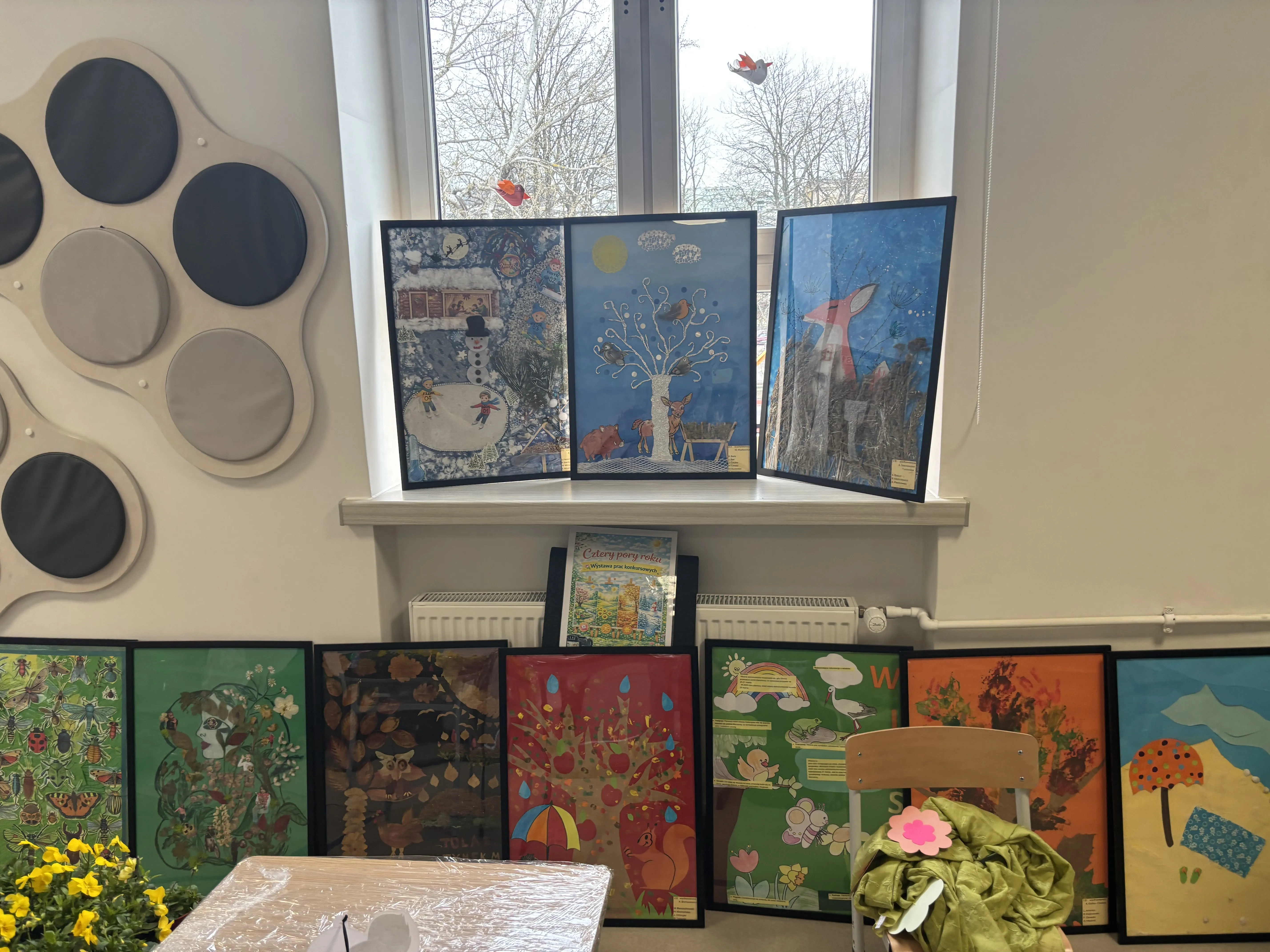 Wystawa plakatów wykonanych przez uczniów, obrazujących pory roku
