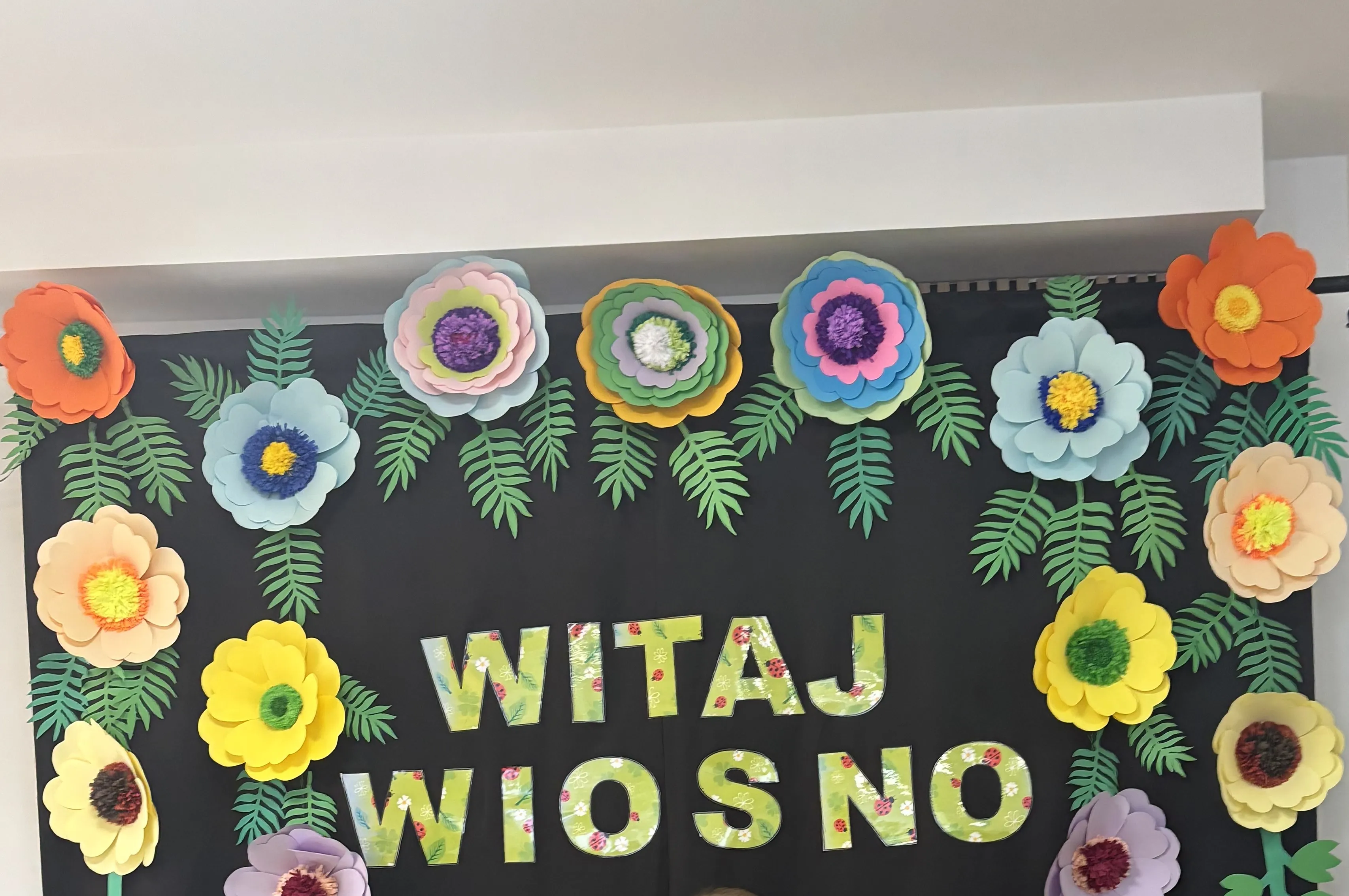 dekoracja wiosenna z napisem "Witaj wiosno"