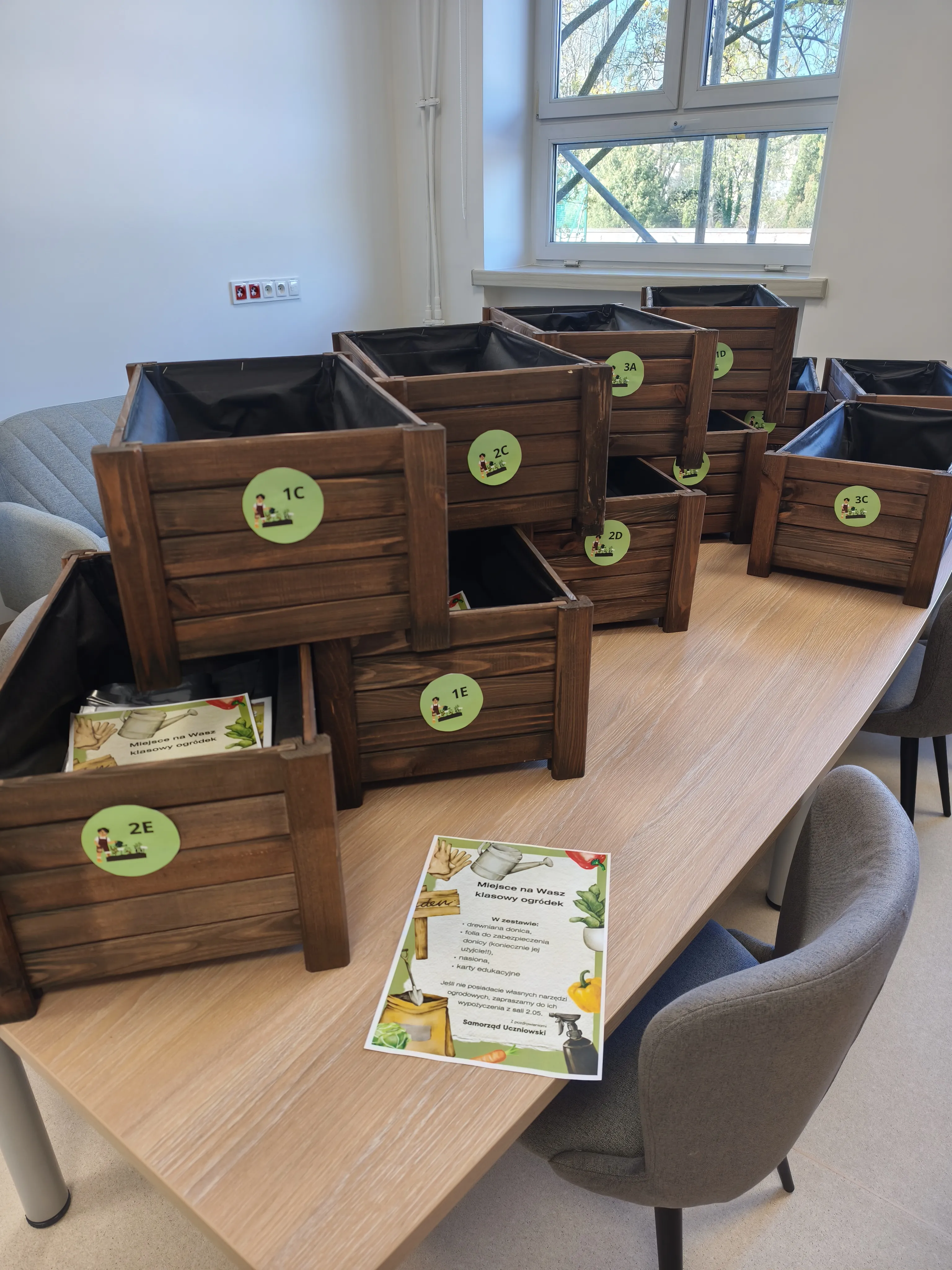 na stole ustawiony jest rzad donic