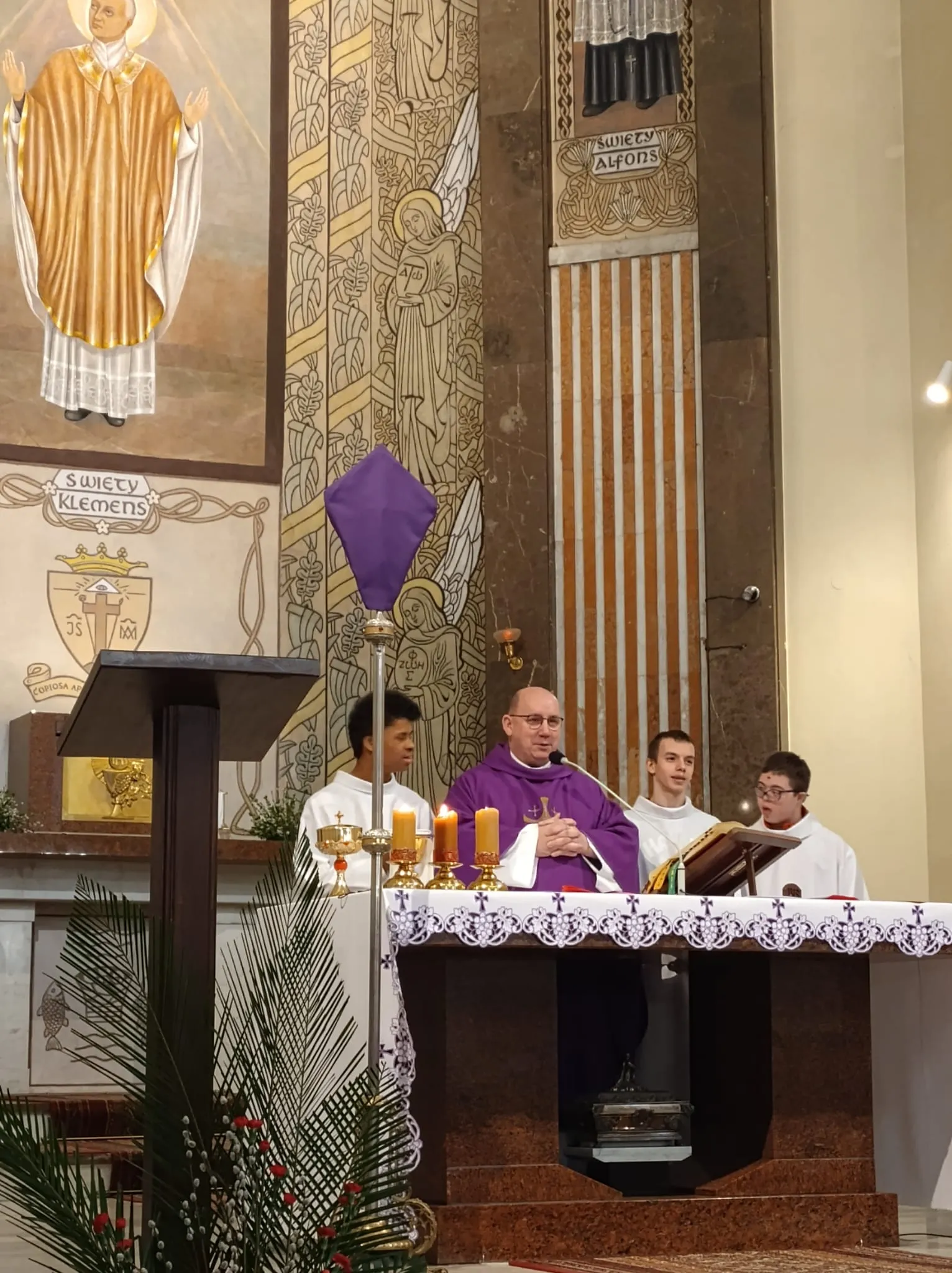 ksiadz i ministranci przy ołtarzu