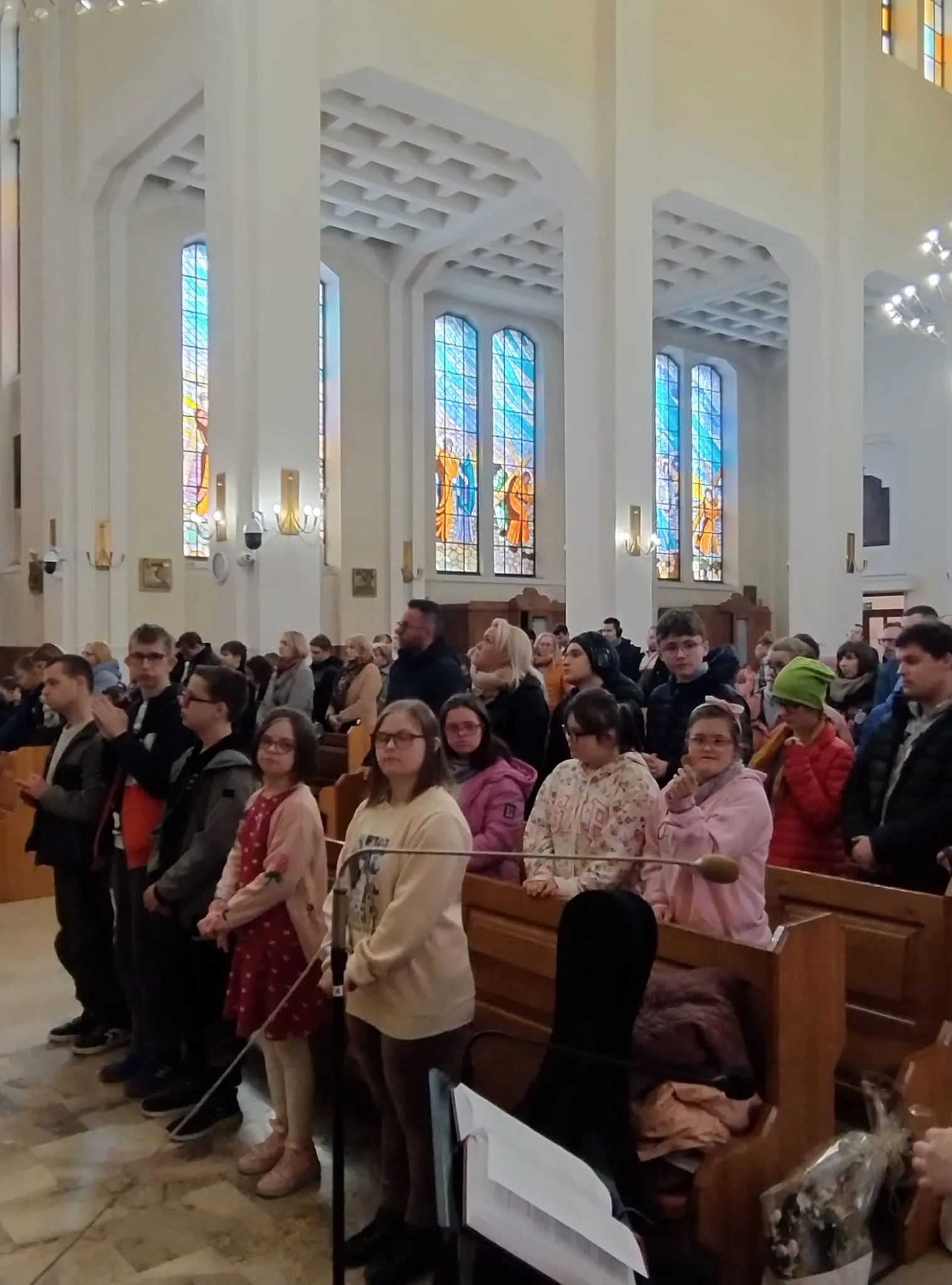 uczniowie w kosciele