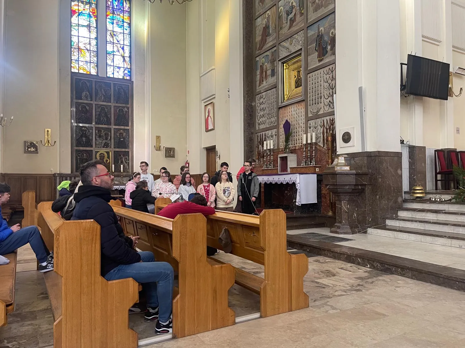 chor uczniowski spiewa w kosciele