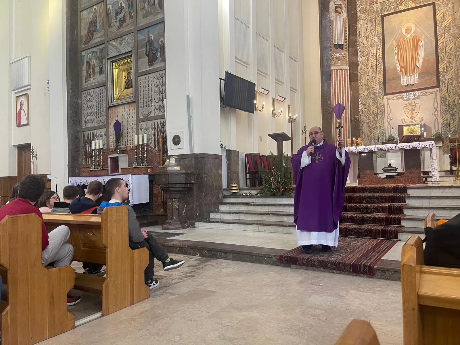 ksiadz głoszący naukę