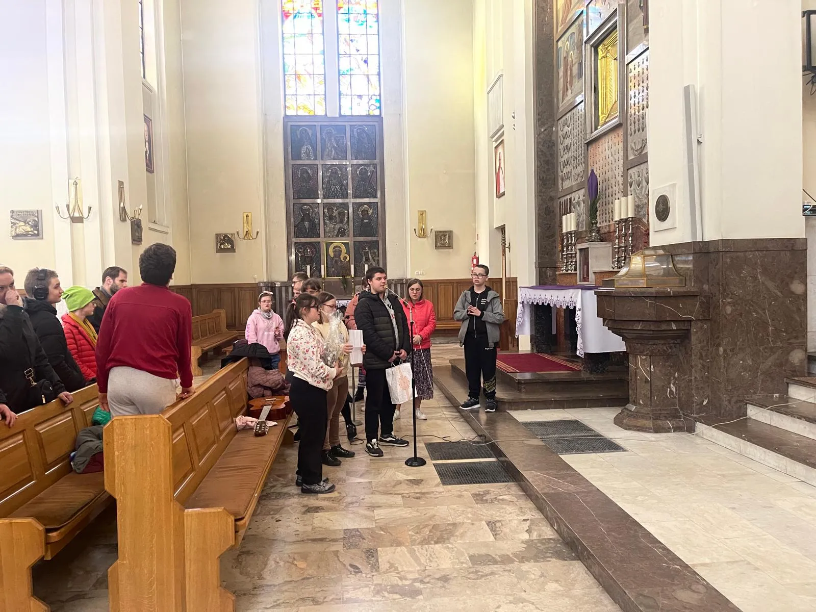 uczniowie spiewajacy w kosciele