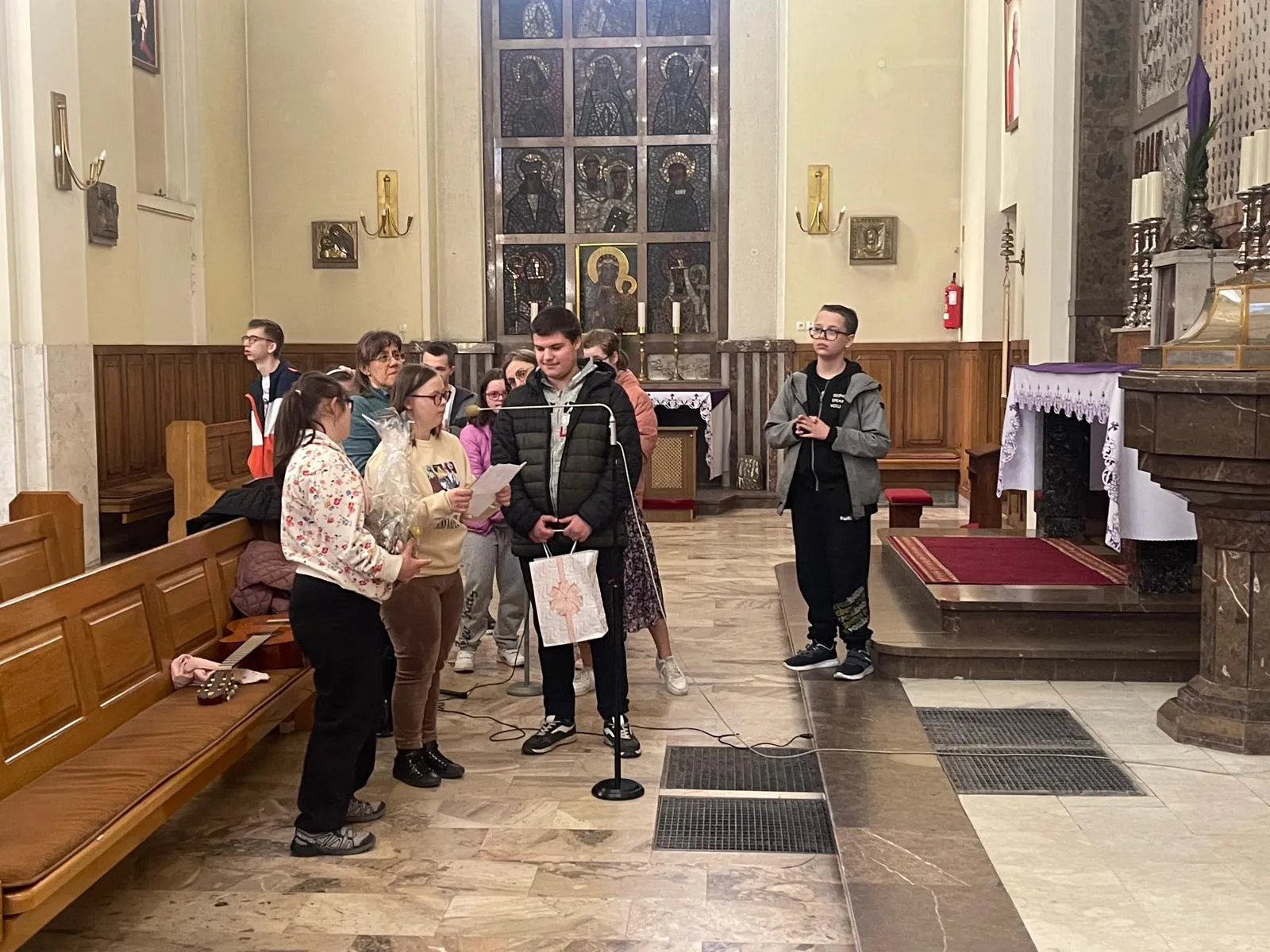 uczniowie dziekujacy ksiedzu