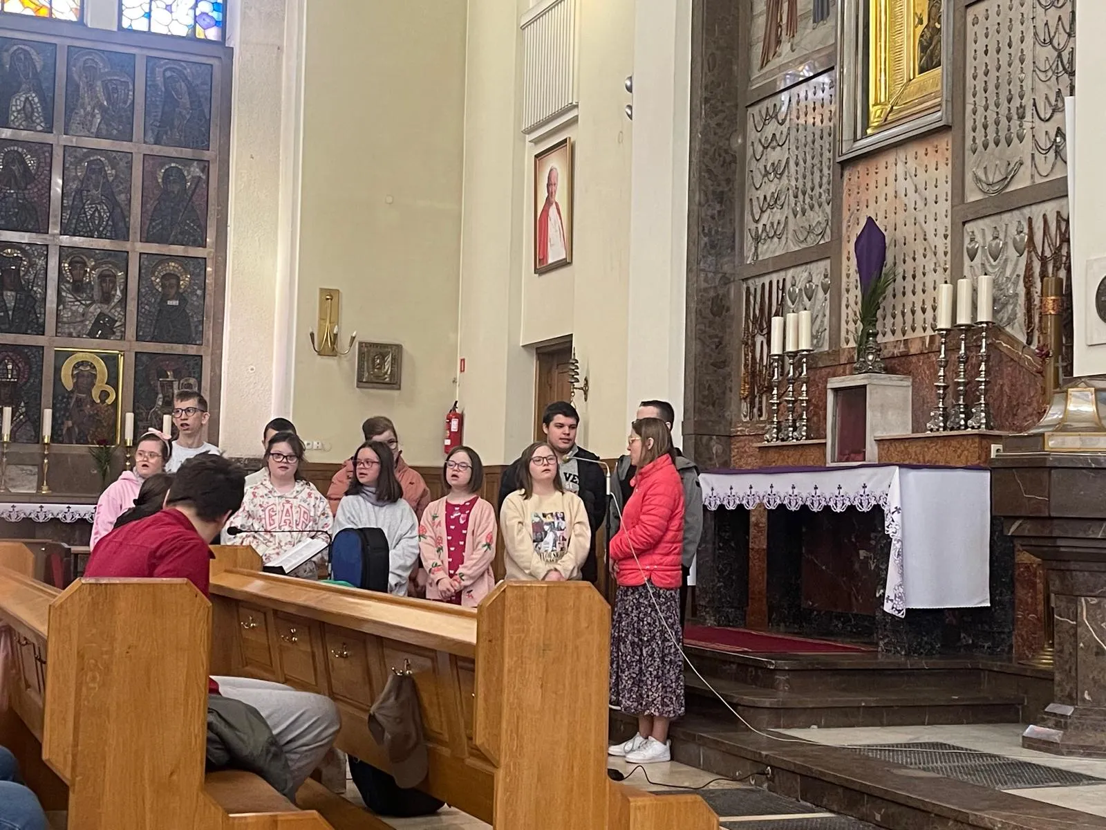 chor uczniów spiewa w kosciele