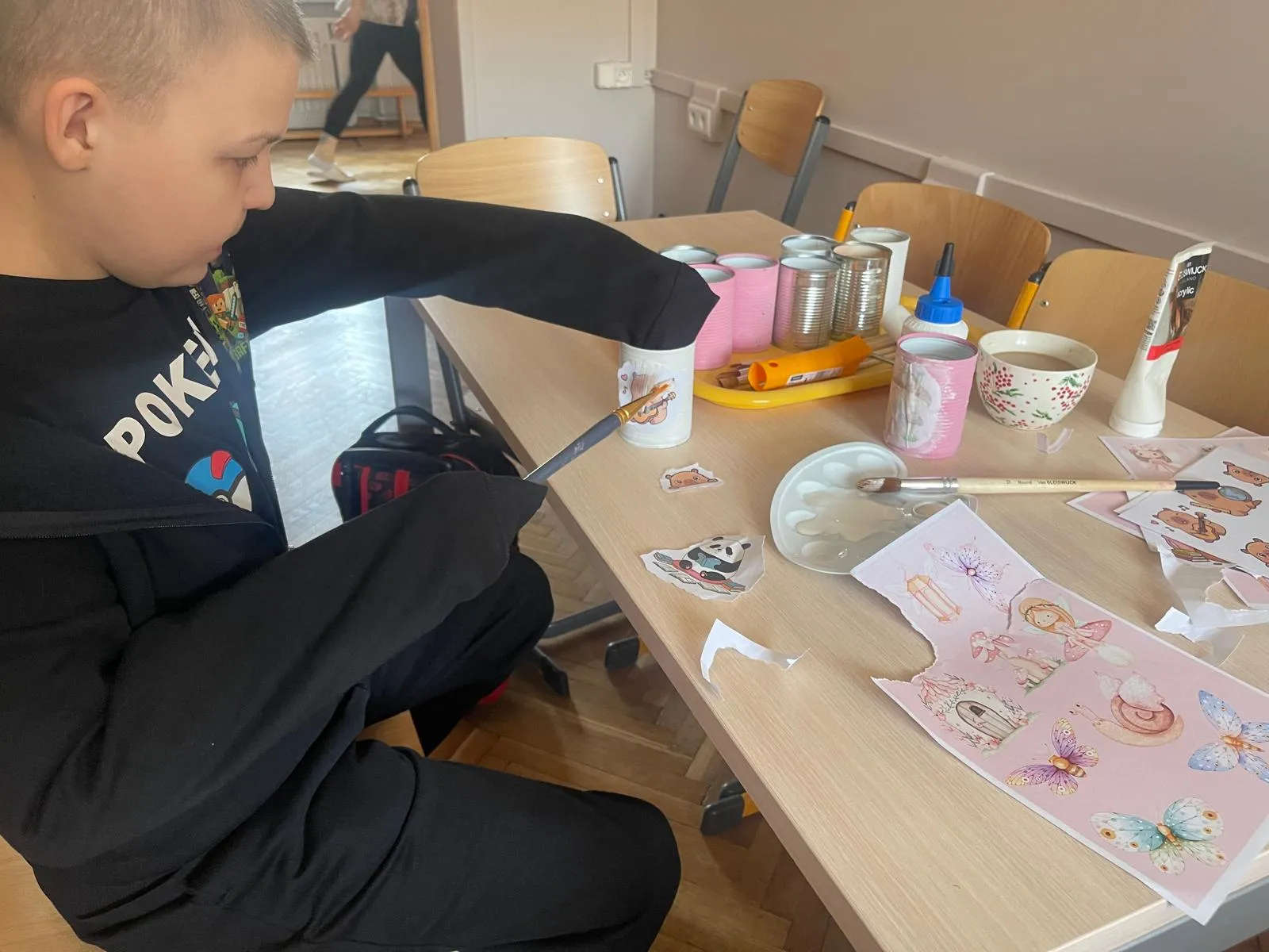chłopiec maluje puszkę