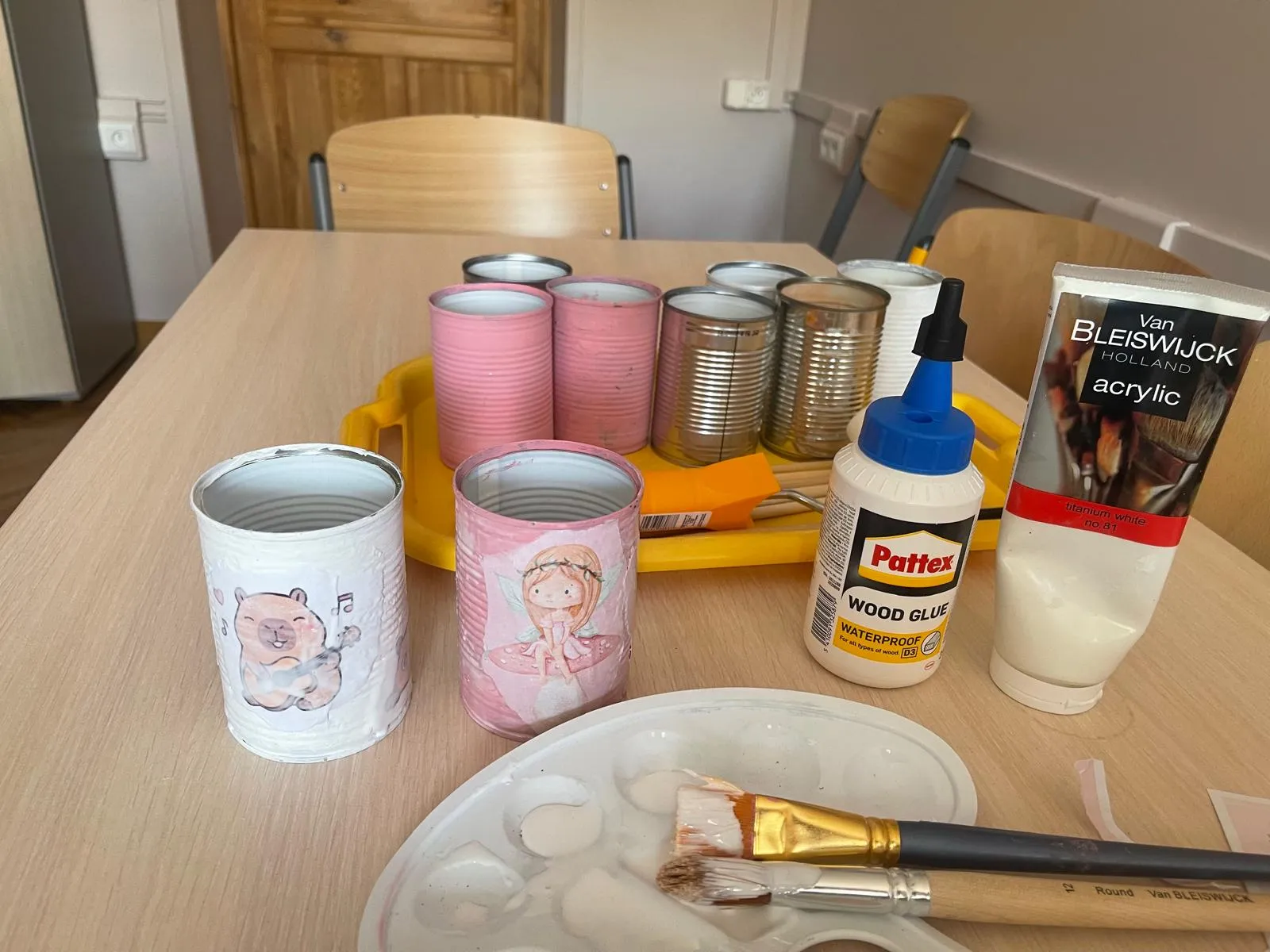 zestaw puszek i materiałów do pracy z decoupagem