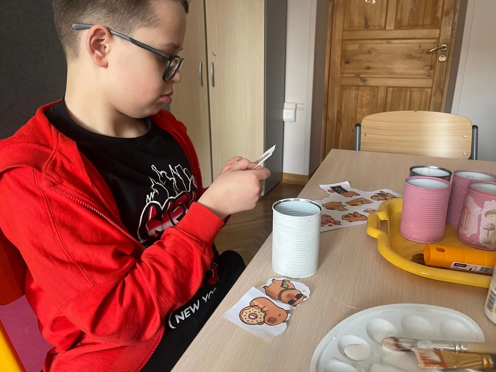 chłopiec maluje puszkę