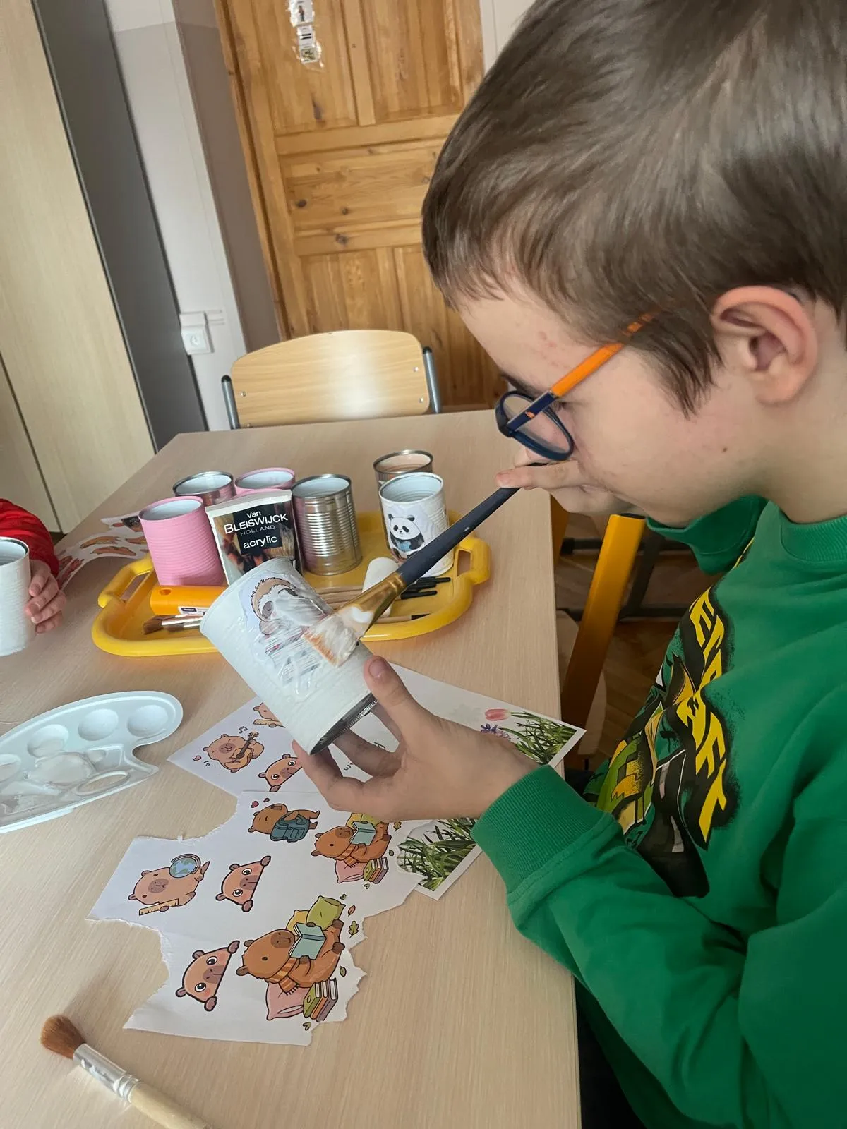 chłopiec maluje puszkę