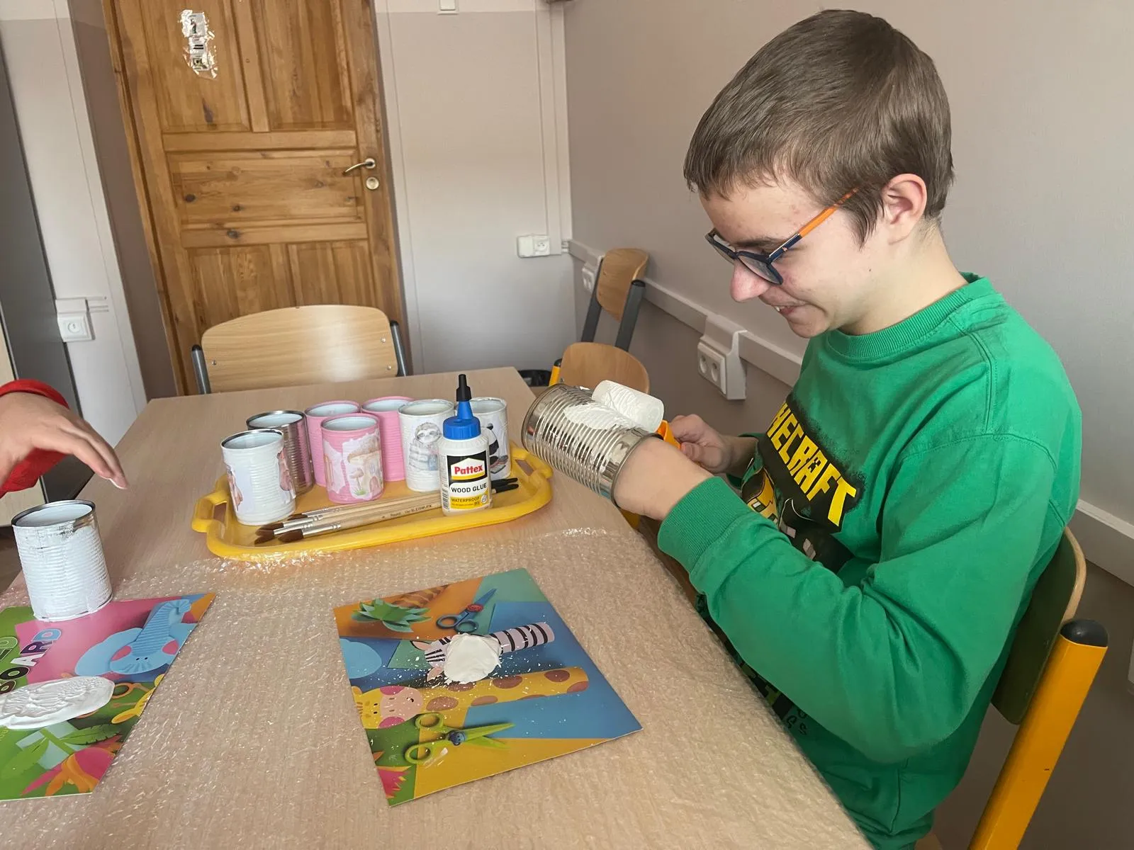 chłopiec maluje puszkę