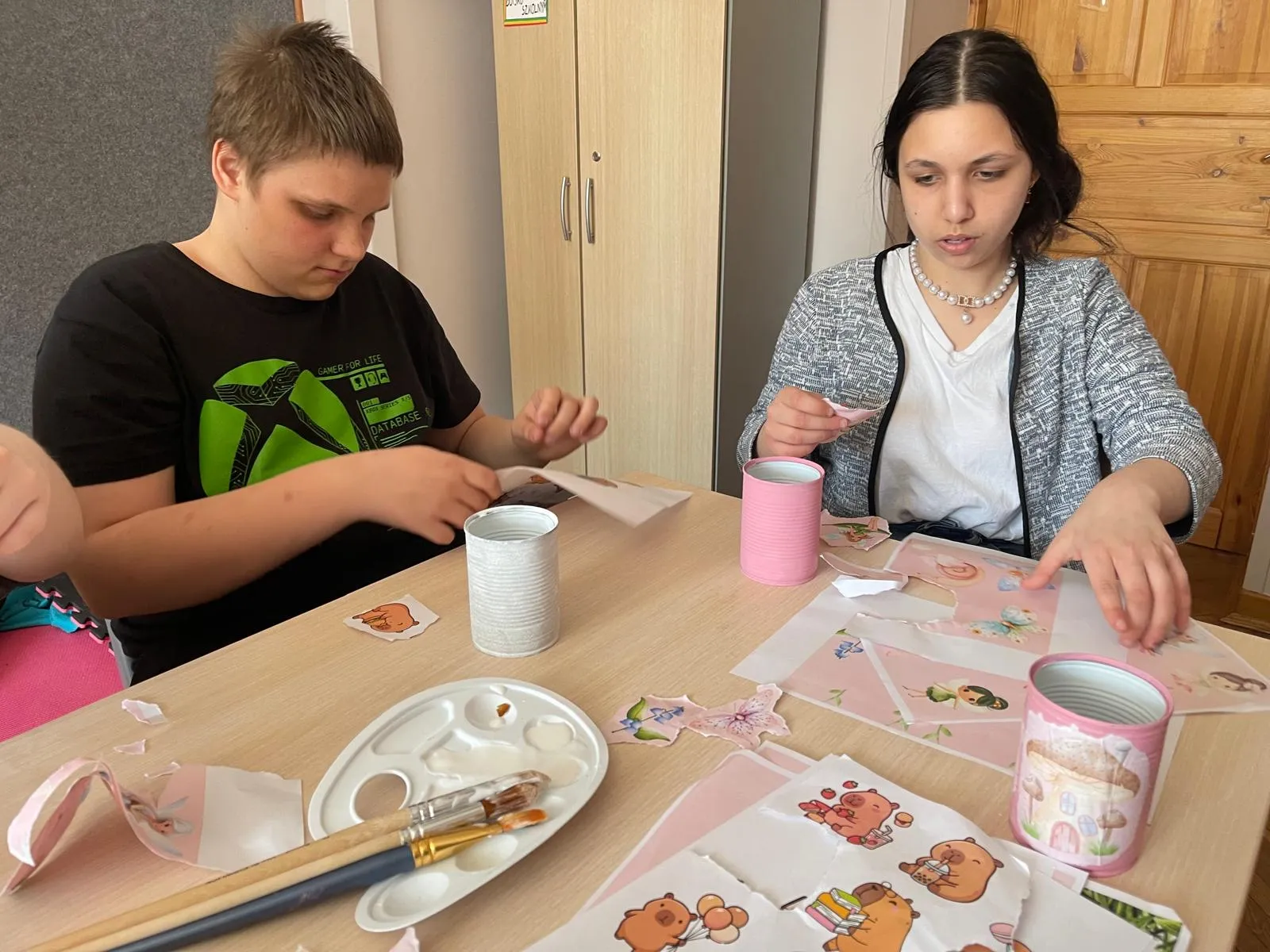 chłopiec i dziewczynka maluje puszkę