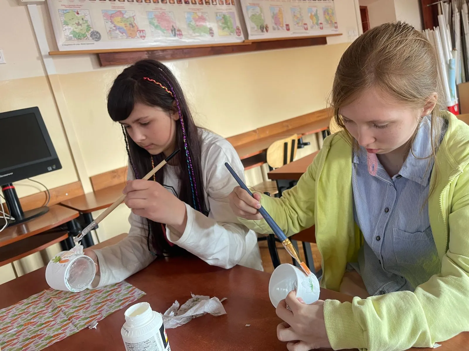 dziewczynki malują słoiki