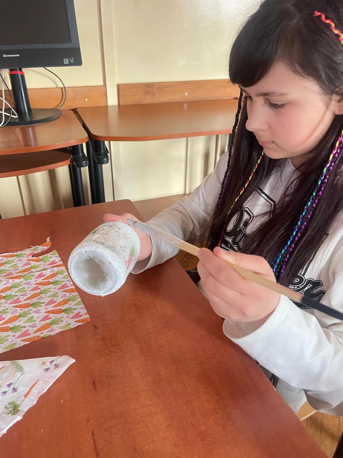 dziewczynka maluje słoik