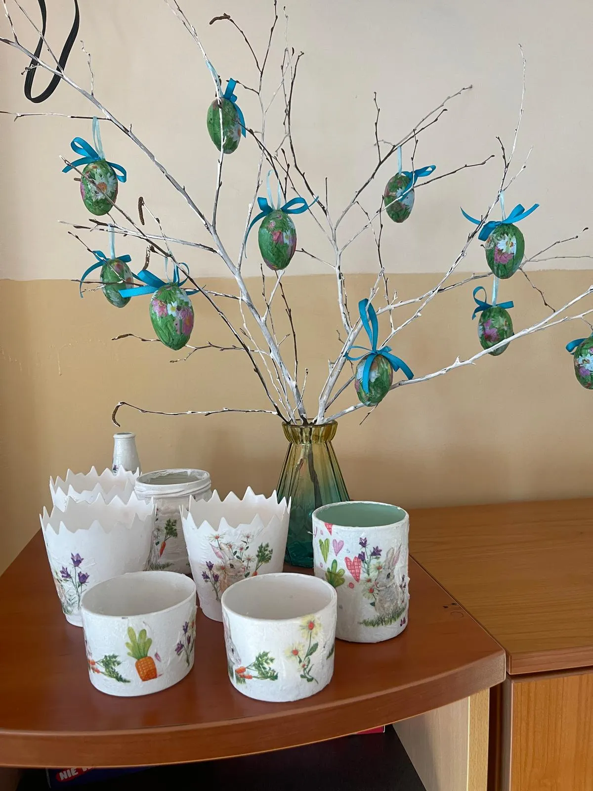 gałązk a zjajkami opzdobionymi metodą decoupage