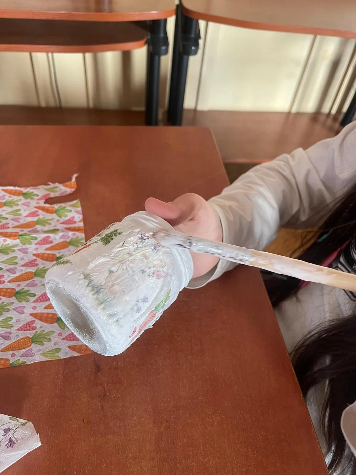 dziewczynka maluje słoik