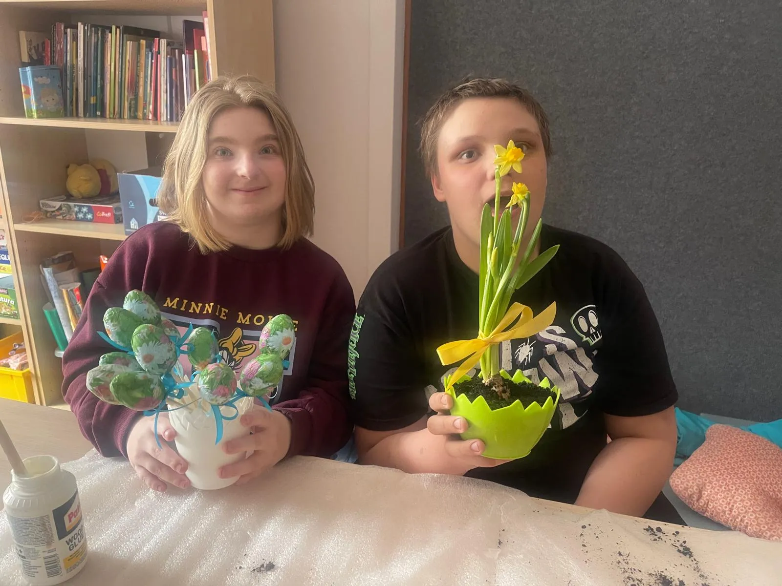 dziewczynka i chłopiec sadzą żonkile