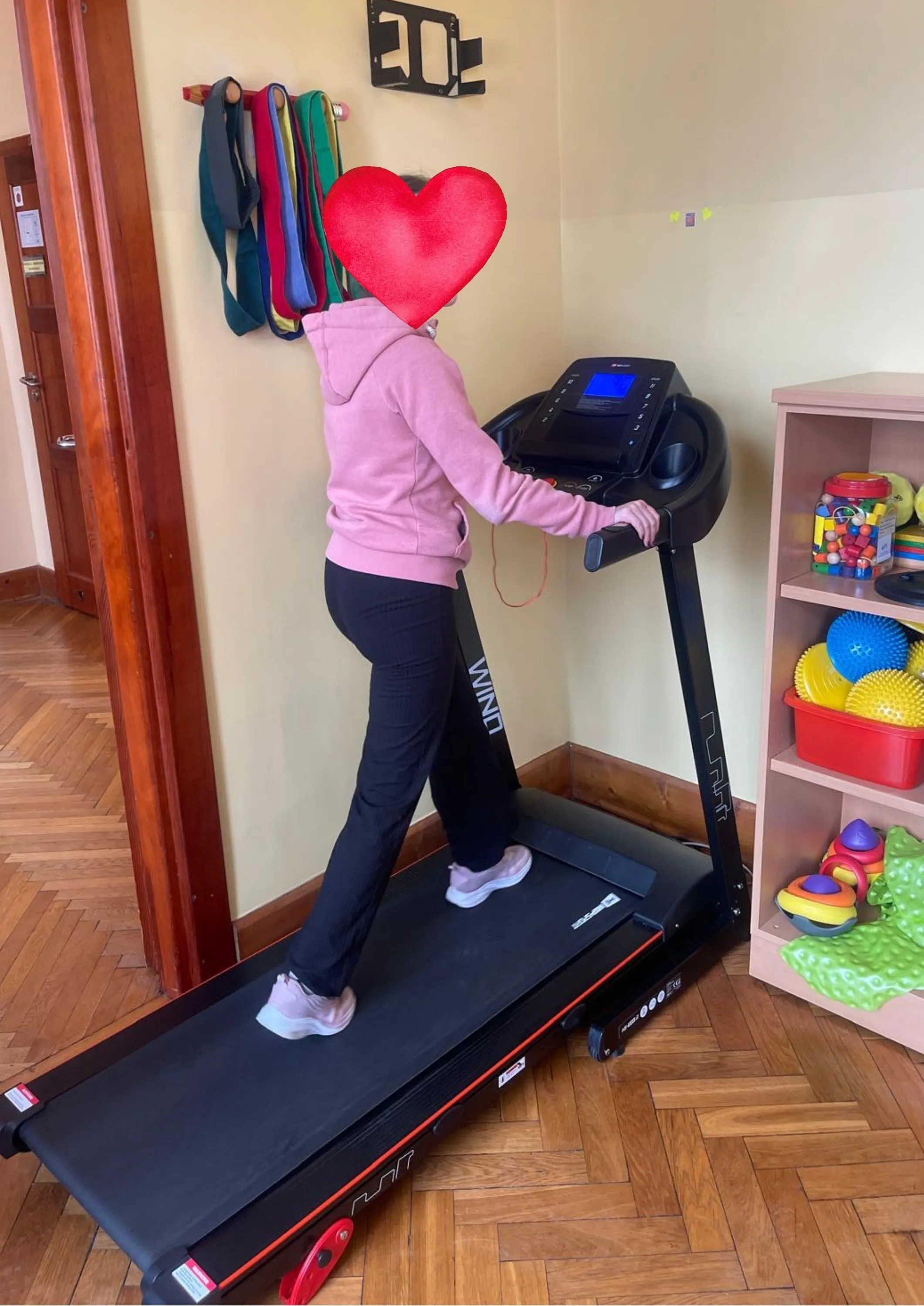 dziewczynka cwicząca na bieżni