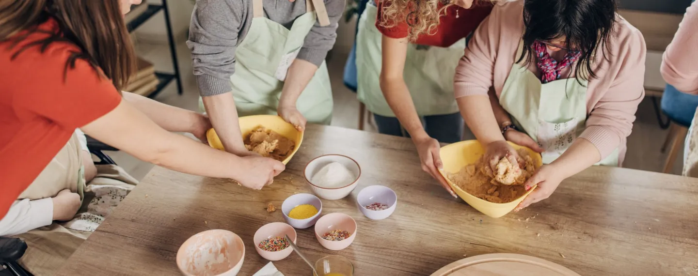 uczniowie przygotowuja ciasto